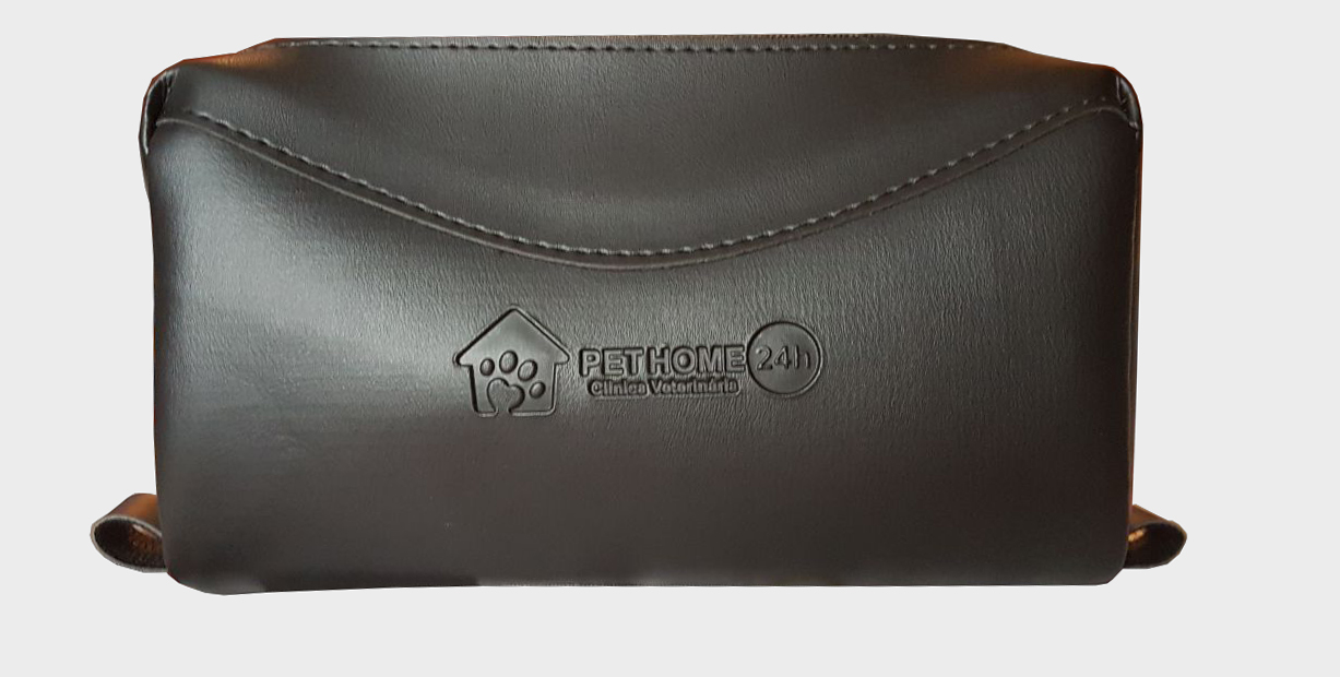 Necessaire personalizada, em couro sintético, tamanho 23x12x7,5 cm