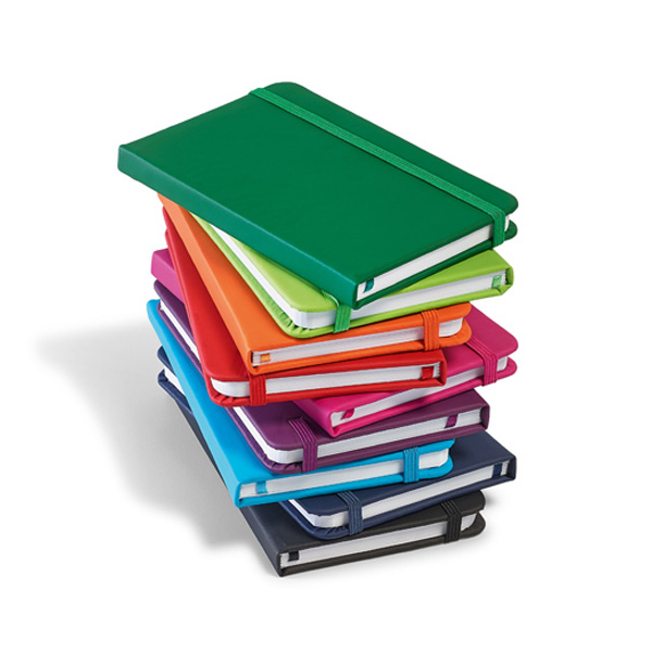 Caderno de anotações tipo Moleskine Europeu em 10 cores diferentes. Couro sintético. Capa dura. Com 80 folhas não pautadas. Formato: A7 Gravação em silk 1 cor
